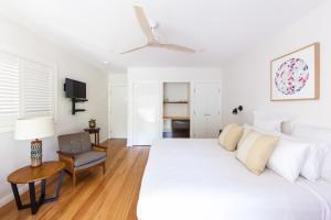 a living room filled with furniture and a bed at The Beach Shack Byron Bay in Byron Bay