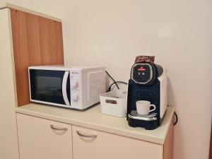 Príslušenstvo na prípravu kávy alebo čaju v ubytovaní Caletta Apartments