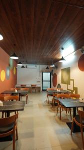 科泽科德Hotel Hive Inn - Kozhikode的有桌椅的餐厅