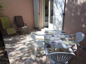 Posedenie v ubytovaní Anduze Gîte Les Lauriers au "Petit Clos des Cigales"