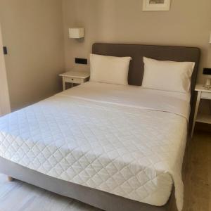 Una cama o camas en una habitación de Sirene Villas