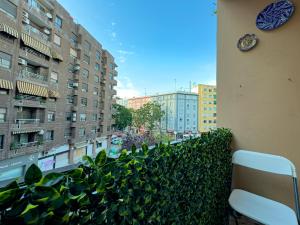 - un balcon avec vue sur une ville avec des bâtiments dans l'établissement Rooms in Valencia Great Location in Shared Apartment, à Valence