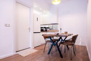 a dining room with a table and chairs at Saint 40 Suites Premium Flat in Sarandë