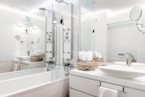 A bathroom at Terrazza Paradiso 2 by Quokka 360 - Studio with Balcony