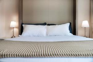 A bed or beds in a room at Terrazza Paradiso 2 by Quokka 360 - Studio with Balcony