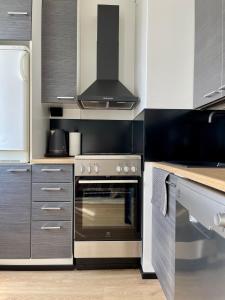 ครัวหรือมุมครัวของ Home Suites - Boutique apartment in city centre - Free parking