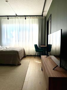 โทรทัศน์และ/หรือระบบความบันเทิงของ Home Suites - Boutique apartment in city centre - Free parking +9 ภาพ