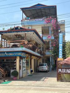 Hotel Mirage Sauraha في سوراها: مبنى امامه محل فيه لافته
