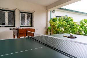 una mesa de ping pong en una pista de tenis en Casa da Professora Ponte de Lima, en Refoios do Lima