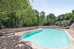 Bazén v ubytování Gîte le fournil du camping de la Mouline nebo v jeho okolí