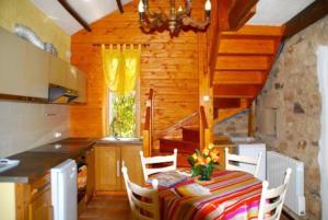 Posezení v ubytování Gîte le fournil du camping de la Mouline