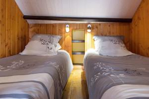 Postel nebo postele na pokoji v ubytování Gîte le fournil du camping de la Mouline