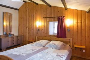 Postel nebo postele na pokoji v ubytování Gîte le fournil du camping de la Mouline