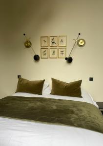 een slaapkamer met een bed met twee lampen aan de muur bij Appartement 2pers «Le Parisien » in Saint-Omer