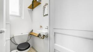 łazienka z toaletą i umywalką w obiekcie HOMEY COLOC GATSBY - New, parking gratuit, proche gare, Balcons privés, Établissement élégant et moderne w mieście Ville-la-Grand +31 zdjęć