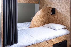 twee bedden in een kamer met een hoofdeinde bij Auberge de jeunesse HI Clermont-Ferrand in Clermont-Ferrand