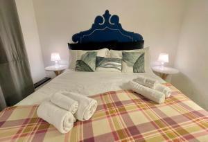 een slaapkamer met een groot bed met handdoeken erop bij Happy Family Apartments Cathedral in Genua