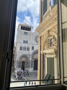een raam met uitzicht op een gebouw bij Happy Family Apartments Cathedral in Genua