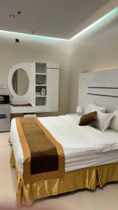 a bedroom with a large bed in a room at فندق قمم الصفوه الفندقيه in Rafha