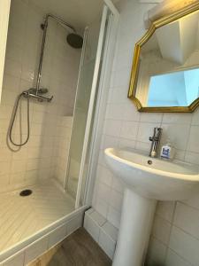 Kúpeľňa v ubytovaní EXIGEHOME-Studio au coeur de Versailles