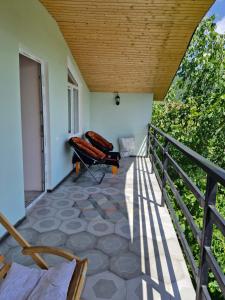 Balkón nebo terasa v ubytování Ananuri veranda- hotel guest house