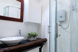 Ένα μπάνιο στο Stylish Getaway - Free Parking, Short Drive to Stamford