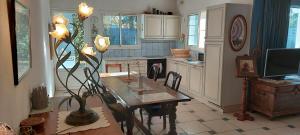 une cuisine avec une table et une cuisine avec une cuisinière dans l'établissement SABLE BLEU, maison d'architecte, à Andernos-les-Bains