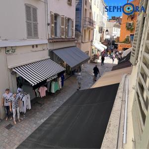 an overhead view of a street with people walking down a street at VILLA SEPHORA CANNES in Cannes