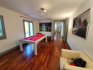 een woonkamer met een rode pooltafel. bij Luxury 250m2 house nearby all Paris Olympic venues in La Garenne-Colombes +7 foto's