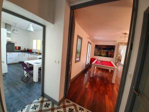 een keuken en een woonkamer bij Luxury 250m2 house nearby all Paris Olympic venues in La Garenne-Colombes