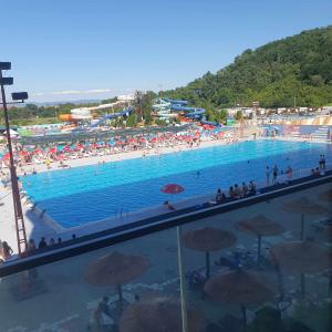 Bazén v ubytování Aqua Lux Apartman nebo v jeho okolí