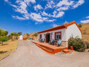 a small white house with a pathway leading to it at Cubo's Casa Rural El Andaluz in Villafranco de Guadalhorce