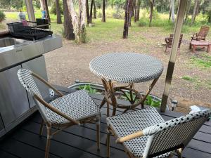Giardino di Alice & Elvis, Crescent Head, Retro Caravans with Deck, Bathroom & Outdoor Bath in a Bush Setting near the Beach