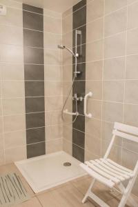 un bagno con doccia con sedia e panca di Gites de france a veyres a Saint-Laurent-de-Veyrès Altre 10 foto