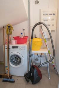 una cucina con lavatrice e aspirapolvere di Gites de france a veyres a Saint-Laurent-de-Veyrès