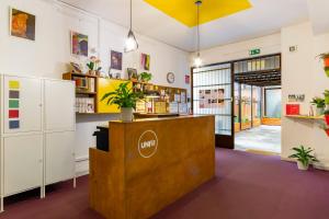 パヴィアにあるUniHo Hostelの黄色天井の店
