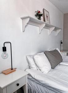 Rúm í herbergi á Gårdens & Apotekarns B&B