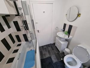 Koupelna v ubytování Ashlors Holiday Home, Historic Bridlington Old Town + 13 fotografií