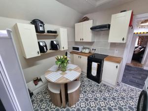 Kuchyň nebo kuchyňský kout v ubytování Ashlors Holiday Home, Historic Bridlington Old Town