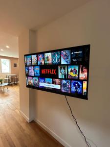 a flat screen tv hanging on a wall at Entre gare et centre-ville in Issoudun