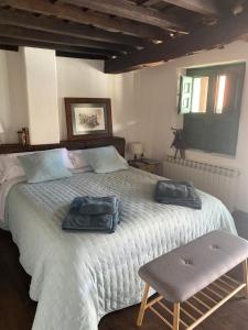 a bedroom with a large bed with two towels on it at Casa Rural Cerro del Mariscal in Sequeros