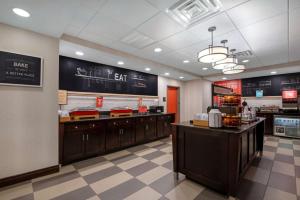 a fast food restaurant with a counter in a room at Hampton Inn & Suites Harvey New Orleans Westbank in Harvey