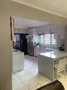 Η κουζίνα ή μικρή κουζίνα στο AA guest house Goodwood