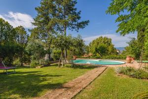 a swimming pool in the yard of a house at Appartamenti Villa Letizia in Foiano della Chiana