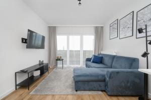 Televízia a/alebo spoločenská miestnosť v ubytovaní Klasyczny Apartament z Balkonem we Wrocławiu by Noclegi Renters