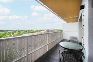Balkón alebo terasa v ubytovaní Klasyczny Apartament z Balkonem we Wrocławiu by Noclegi Renters