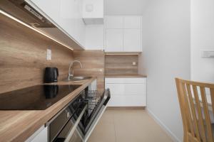 Kuchyňa alebo kuchynka v ubytovaní Klasyczny Apartament z Balkonem we Wrocławiu by Noclegi Renters