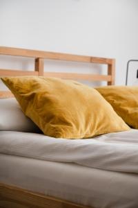 Posteľ alebo postele v izbe v ubytovaní Klasyczny Apartament z Balkonem we Wrocławiu by Noclegi Renters
