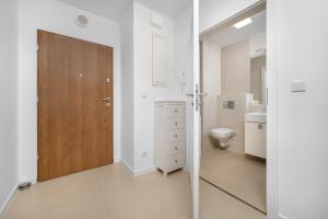 Kúpeľňa v ubytovaní Klasyczny Apartament z Balkonem we Wrocławiu by Noclegi Renters