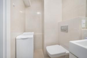 Kúpeľňa v ubytovaní Klasyczny Apartament z Balkonem we Wrocławiu by Noclegi Renters